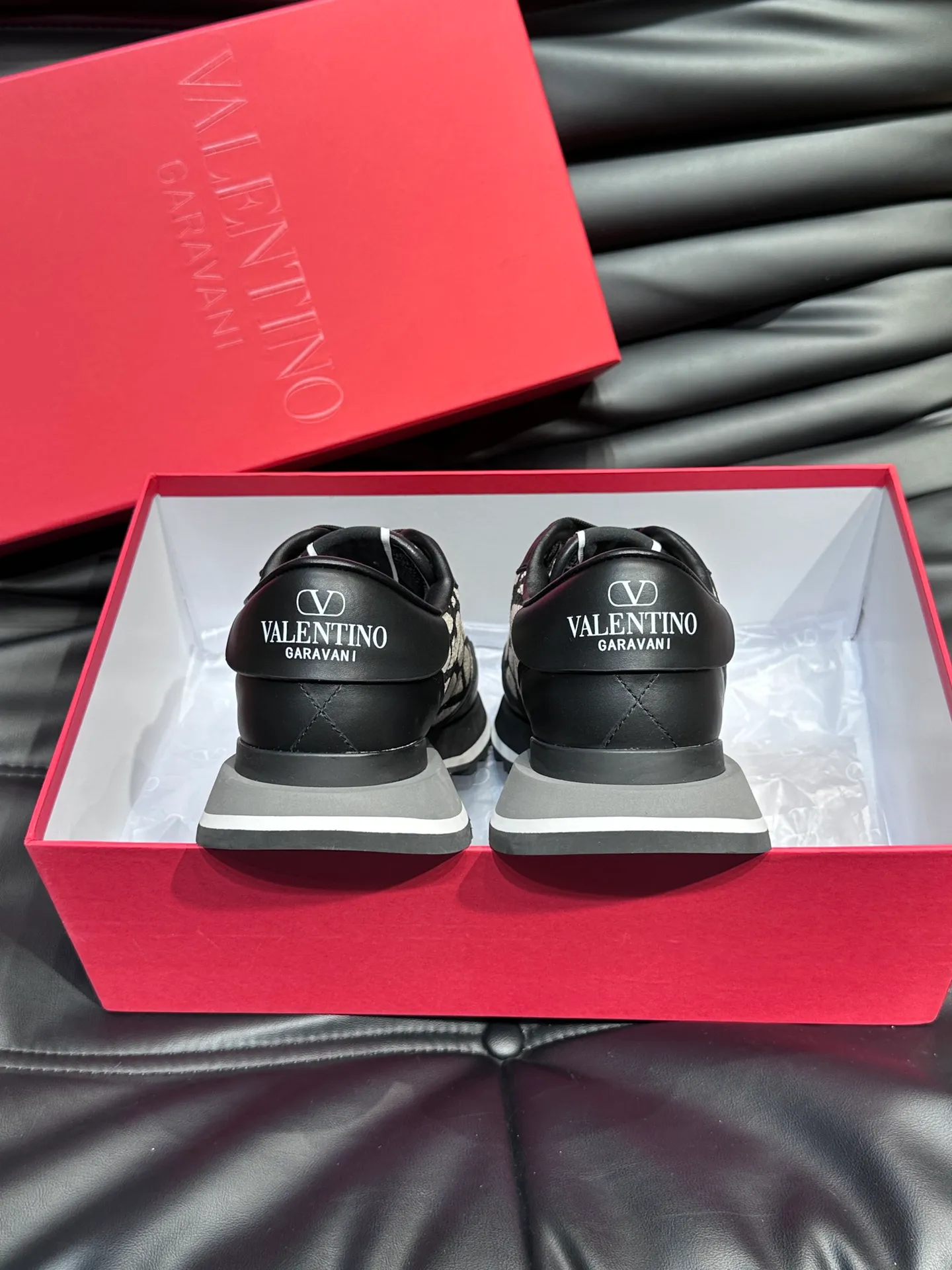 P540💰 Product trademark: VALENTINO "Valentino" Regular size: 38-44 [45 customized] Product materials: Warren men's casual sports shoes, made of multi-material splicing, calf leather stitched with suede cowhide, fabric mesh upper, fabric tongue decorated with brand badge, rubber rivet decorative details on the heel, rivet rubber outsole, non-slip, wear-resistant and shock-absorbing, pure cotton inner foot pad, comfortable and breathable, comes with original box packaging bag!
